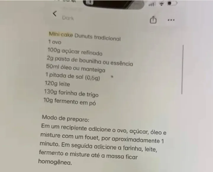 Foto de uma ficha de receita digitada, com a lista de ingredientes e o modo de preparo do mini cake